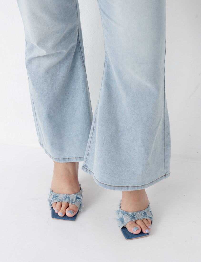 MUA! Cooling Tech V-Cut Plus Size Flare Jeans