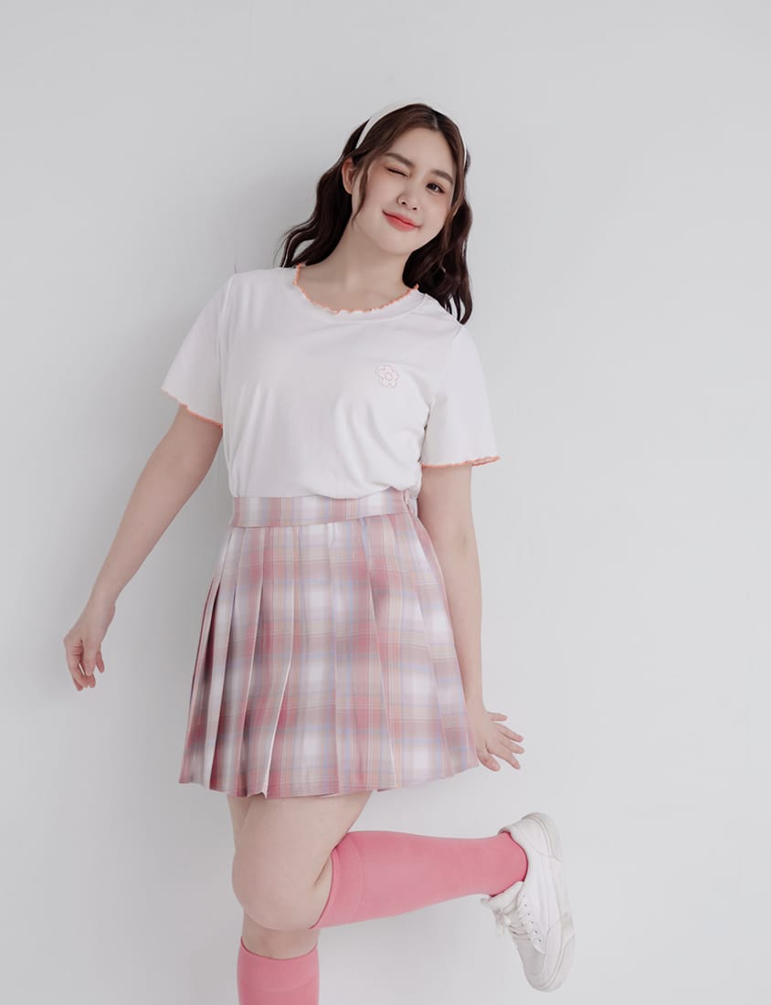 Cute Floral Applique Wavy Edge Plus Size Tee