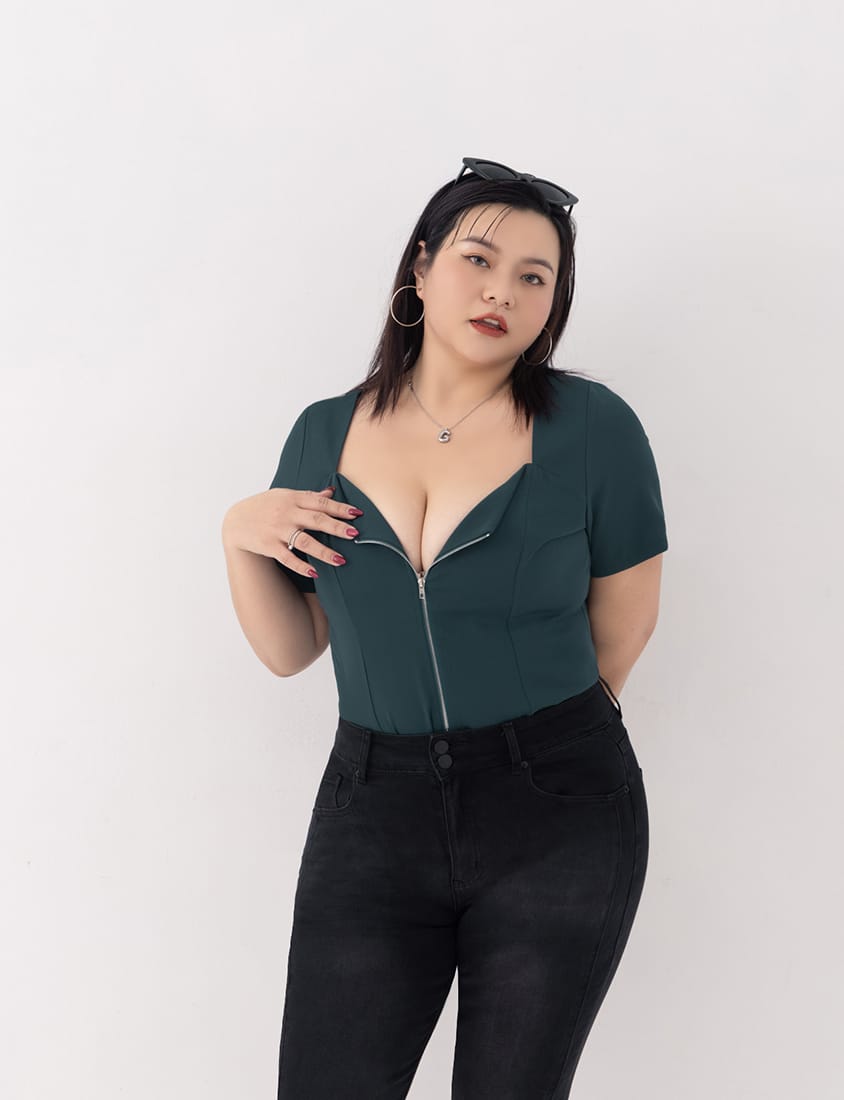 MUA! Heart-Shape Neckline Curved Zipper Plus Size Short Sleeve Top