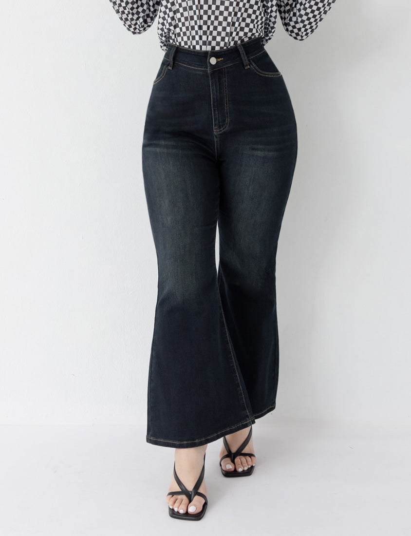 MUA! Cooling Tech V-Cut Plus Size Flare Jeans