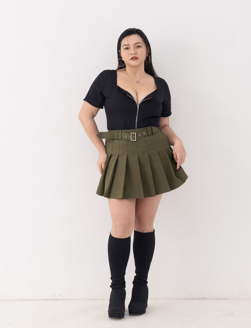 MUA! Heart-Shape Neckline Curved Zipper Plus Size Short Sleeve Top